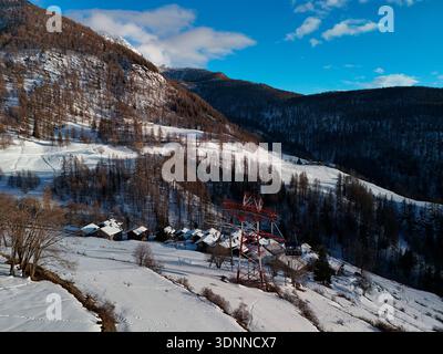 Die Seilbahn im Bergdorf Chamois aus der Vogelperspektive im Winter Stockfoto