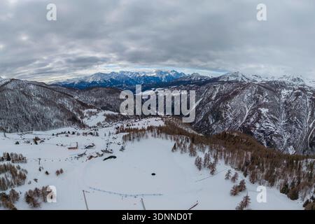 Das Bergdorf Chamois aus der Vogelperspektive im Winter Stockfoto