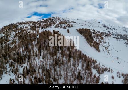 Das Bergdorf Chamois aus der Vogelperspektive im Winter Stockfoto
