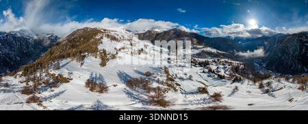 Das Bergdorf Chamois aus der Vogelperspektive im Winter Stockfoto
