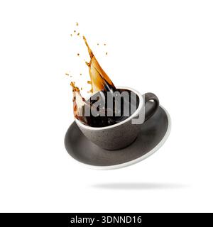 Vintage dunkelgraue Tasse mit spritzendem heißem Espresso, der isoliert auf weißem Hintergrund fällt. Konditorei oder Kaffeekarte. Stockfoto