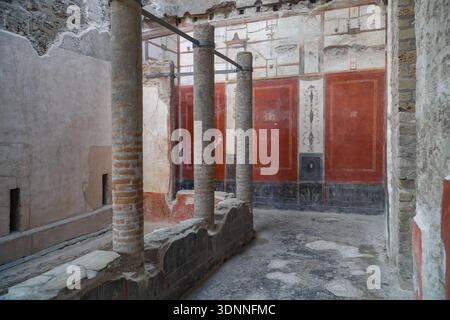 Haus der Vettii, Casa dei Vettii. Ruinen eines wohlhabenden römischen Hauses in Pompeji, Italien, mit erhaltenen Ziegelsäulen und lebendigen Fresken im 4. Stil Stockfoto