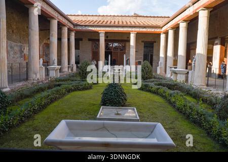 Haus der Vettii (Casa dei Vettii). Restaurierter Garten-Innenhof im römischen Domus, Archäologischer Park von Pompeji, Italien. Stockfoto