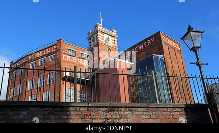 Robinsons Brewery (Unicorn Brewery) aus Underbank, Stockport, Greater Manchester, England, bei strahlendem Sonnenschein und blauem Himmel. Stockfoto