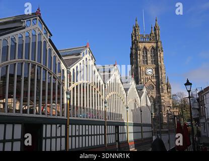 Stockport Market Hall und St. Mary’s Church Tower neben Market Place, Stockport Stadtzentrum, Greater Manchester, bei hellem Wintersonnenschein. Stockfoto