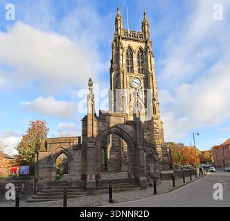 St Mary’s im Marktplatz, Stockport Parish Church, mit Uhrenturm und Eingangsbögen an Churchgate, Stockport, Greater Manchester. Stockfoto