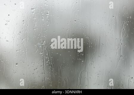 Regentropfen auf Fensterglas Stockfoto