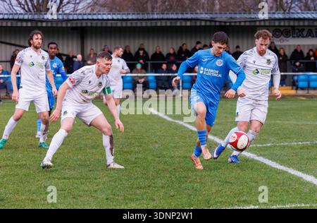 Harrison Wood hält den Ball im Auge, als Warrington Rylands Gastgeber von Hebburn Town im NPL-Fußballspiel 2026 ist Stockfoto
