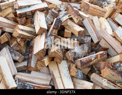 Brennholz. Gehackter Haufen Birkenholz. Hintergründe und Texturen aus gehacktem Brennholz. Stockfoto