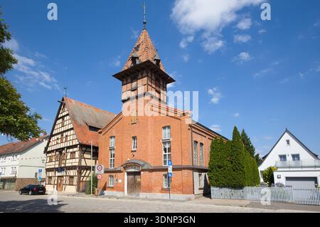 Deutschland, Bayern, Bad Windsheim - 22. August 2025: Die Zunfthalle am Ochsenhof ist ein historischer und kulturell aktiver Veranstaltungsort im Stadtzentrum. Stockfoto