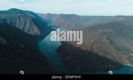 Blick aus der Vogelperspektive auf felsige Klippen und bewaldete Hänge im Tara Nationalpark mit Blick auf den Drina River und den Perucac Lake während eines schneefreien Winters. Landschaftlich Reizvoll Stockfoto
