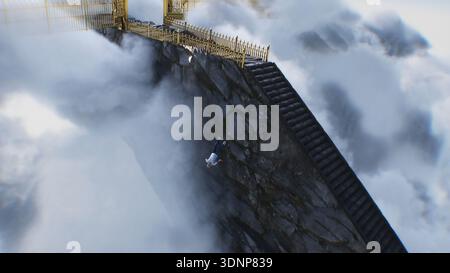 Ein Sünder fällt vom Himmel in die Hölle. Religiös. Konzept. 3D-Rendering. Stockfoto