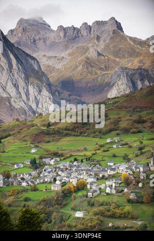 Herbstdorf unter den Berggipfeln Stockfoto
