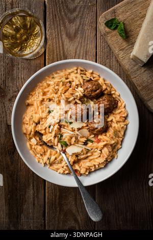 Cremige Orzo-Pasta mit Fleischbällchen Stockfoto