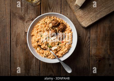 Cremige Orzo-Pasta mit Fleischbällchen Stockfoto