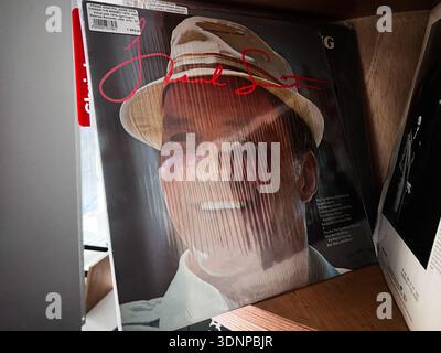 Lemberg, Ukraine - 07. Februar 2026: Vinyl 1974 Album Cover mit Sinatra trägt einen Hut mit roter Signatur auf dem Gesicht, stilvoll und klassisch. Stockfoto