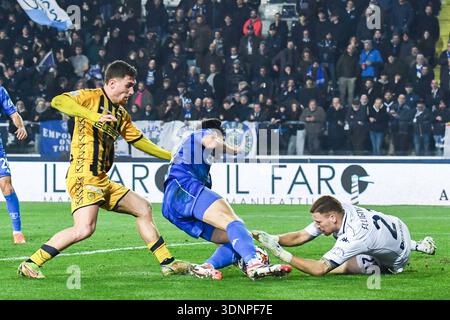 Empoli, Italien. Februar 2026. Andrea Fulignati (Empoli) speichert ein Tor während des Spiels Empoli FC gegen SS Juve Stabia, italienischer Fußball Serie B in Empoli, Italien, 11. Februar 2026 Credit: Independent Photo Agency/Alamy Live News Stockfoto
