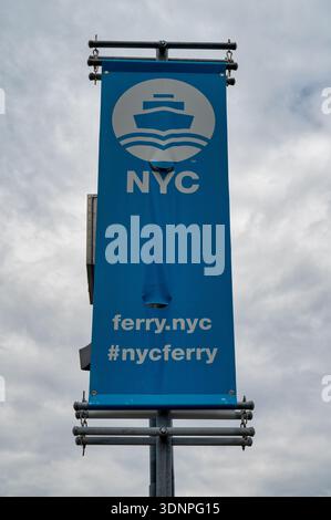 New York, USA - 15. Oktober 2025: Das Schild für die New York Ferry auf dem East River Stockfoto