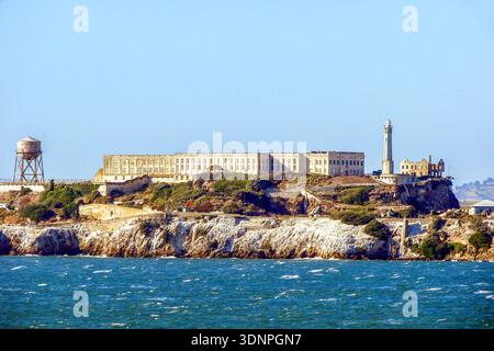 Panoramablick auf Alcatraz Island und seine historischen Gefängnisgebäude in der Bucht von San Francisco, Kalifornien Stockfoto