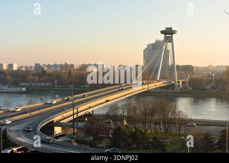 MOST SNP („Brücke des Slowakischen Nationalaufstandes“), alias UFO-Brücke, eine Straßenbrücke über die Donau in Bratislava, der Hauptstadt der Slowakei. Stockfoto