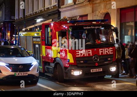 Ein Londoner Feuerwehrapparat, der an einem Vorfall in der Drury Lane in Westminster teilnimmt. Stockfoto
