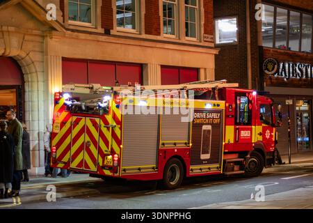 Ein Londoner Feuerwehrapparat, der an einem Vorfall in der Drury Lane in Westminster teilnimmt. Stockfoto