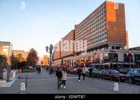 Berlin, Deutschland - 13. November 2022. Eine Straßenszene vom Berliner Alexanderplatz bei Sonnenuntergang. Stockfoto