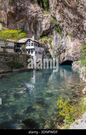Blagaj, Herzegowina-Neretva, Bosnien und Herzegowina. Mai 2025. Der Buna River entspringt einer Gebirgsquelle in Blagaj. Stockfoto