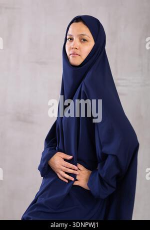 Porträt einer jungen, seriösen Frau in Hijab-Pose im Studio Stockfoto