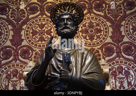 Frontales Nahporträt der ikonischen Bronzestatue des Heiligen Peter im Petersdom im Vatikan, Rom, Italien Stockfoto