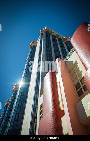 Hochhausgebäude aus einer flachen Perspektive vor einem klaren blauen Himmel. Amoreiras-Komplex in Lissabon, Portugal. Stockfoto