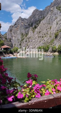 Riverside Restaurant Terrasse mit Blumen und Blick auf den Matka Canyon in Nordmazedonien. Stockfoto