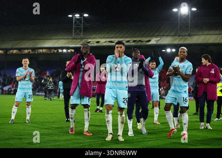 LONDON, Großbritannien - 11. Februar 2026: Burnley-Spieler applaudieren ihren Fans nach dem Premier League-Spiel Crystal Palace FC und Burnley FC im Selhurst Park (Credit: Craig Mercer/ Alamy Live News) Stockfoto