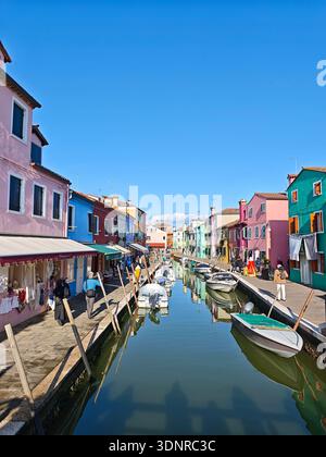 Farbenfroher Kanal gesäumt von traditionellen Häusern und kleinen Booten auf der Insel Burano, Lagune von Venedig, Italien, Februar 2026. Stockfoto