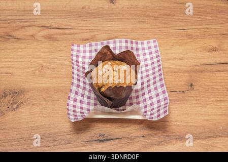 Die Bewertung von Feuchtigkeit, Zusammenhalt und Krümelgröße in verschiedenen Sorten, wie Zitronen- oder Kleiemuffins. Stockfoto
