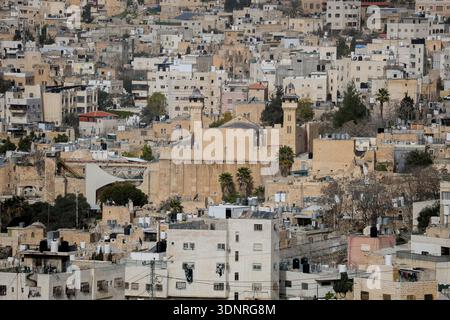 Hebron, Palästinensische Gebiete. Februar 2026. Eine allgemeine Ansicht zeigt die Altstadt von Hebron im besetzten Westjordanland am 9. Februar 2026. Das israelische Kabinett genehmigte einen Beschluss, bestimmte Verwaltungsbefugnisse der Gemeinde Hebron und der palästinensischen Autonomiebehörde in Teilen der Stadt zu entziehen. Im Rahmen der Maßnahme würden die israelischen Behörden die Verantwortung für Genehmigungen, Baugenehmigungen und Aspekte der kommunalen Verwaltung in ausgewiesenen Gebieten übernehmen. (Foto: Mosab Shawer/Middle East Images/StringersHub/SIPA USA) Credit: SIPA USA/Alamy Live News Stockfoto