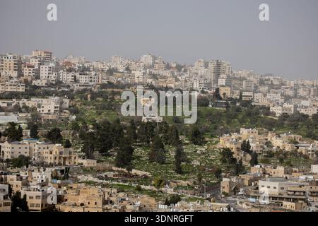 Hebron, Palästinensische Gebiete. Februar 2026. Eine allgemeine Ansicht zeigt die Altstadt von Hebron im besetzten Westjordanland am 9. Februar 2026. Das israelische Kabinett genehmigte einen Beschluss, bestimmte Verwaltungsbefugnisse der Gemeinde Hebron und der palästinensischen Autonomiebehörde in Teilen der Stadt zu entziehen. Im Rahmen der Maßnahme würden die israelischen Behörden die Verantwortung für Genehmigungen, Baugenehmigungen und Aspekte der kommunalen Verwaltung in ausgewiesenen Gebieten übernehmen. (Foto: Mosab Shawer/Middle East Images/StringersHub/SIPA USA) Credit: SIPA USA/Alamy Live News Stockfoto