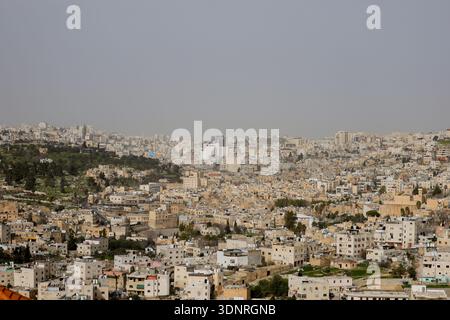 Hebron, Palästinensische Gebiete. Februar 2026. Eine allgemeine Ansicht zeigt die Altstadt von Hebron im besetzten Westjordanland am 9. Februar 2026. Das israelische Kabinett genehmigte einen Beschluss, bestimmte Verwaltungsbefugnisse der Gemeinde Hebron und der palästinensischen Autonomiebehörde in Teilen der Stadt zu entziehen. Im Rahmen der Maßnahme würden die israelischen Behörden die Verantwortung für Genehmigungen, Baugenehmigungen und Aspekte der kommunalen Verwaltung in ausgewiesenen Gebieten übernehmen. (Foto: Mosab Shawer/Middle East Images/StringersHub/SIPA USA) Credit: SIPA USA/Alamy Live News Stockfoto