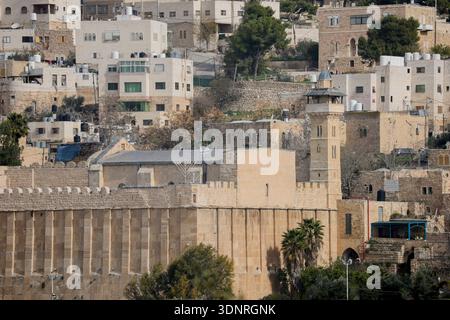 Hebron, Palästinensische Gebiete. Februar 2026. Eine allgemeine Ansicht zeigt die Altstadt von Hebron im besetzten Westjordanland am 9. Februar 2026. Das israelische Kabinett genehmigte einen Beschluss, bestimmte Verwaltungsbefugnisse der Gemeinde Hebron und der palästinensischen Autonomiebehörde in Teilen der Stadt zu entziehen. Im Rahmen der Maßnahme würden die israelischen Behörden die Verantwortung für Genehmigungen, Baugenehmigungen und Aspekte der kommunalen Verwaltung in ausgewiesenen Gebieten übernehmen. (Foto: Mosab Shawer/Middle East Images/StringersHub/SIPA USA) Credit: SIPA USA/Alamy Live News Stockfoto