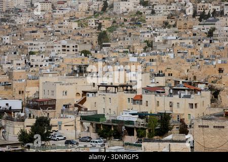 Hebron, Palästinensische Gebiete. Februar 2026. Eine allgemeine Ansicht zeigt die Altstadt von Hebron im besetzten Westjordanland am 9. Februar 2026. Das israelische Kabinett genehmigte einen Beschluss, bestimmte Verwaltungsbefugnisse der Gemeinde Hebron und der palästinensischen Autonomiebehörde in Teilen der Stadt zu entziehen. Im Rahmen der Maßnahme würden die israelischen Behörden die Verantwortung für Genehmigungen, Baugenehmigungen und Aspekte der kommunalen Verwaltung in ausgewiesenen Gebieten übernehmen. (Foto: Mosab Shawer/Middle East Images/StringersHub/SIPA USA) Credit: SIPA USA/Alamy Live News Stockfoto