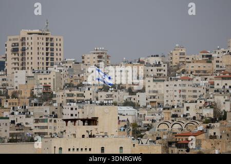 Hebron, Palästinensische Gebiete. Februar 2026. Eine allgemeine Ansicht zeigt die Altstadt von Hebron im besetzten Westjordanland am 9. Februar 2026. Das israelische Kabinett genehmigte einen Beschluss, bestimmte Verwaltungsbefugnisse der Gemeinde Hebron und der palästinensischen Autonomiebehörde in Teilen der Stadt zu entziehen. Im Rahmen der Maßnahme würden die israelischen Behörden die Verantwortung für Genehmigungen, Baugenehmigungen und Aspekte der kommunalen Verwaltung in ausgewiesenen Gebieten übernehmen. (Foto: Mosab Shawer/Middle East Images/StringersHub/SIPA USA) Credit: SIPA USA/Alamy Live News Stockfoto