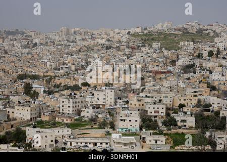 Hebron, Palästinensische Gebiete. Februar 2026. Eine allgemeine Ansicht zeigt die Altstadt von Hebron im besetzten Westjordanland am 9. Februar 2026. Das israelische Kabinett genehmigte einen Beschluss, bestimmte Verwaltungsbefugnisse der Gemeinde Hebron und der palästinensischen Autonomiebehörde in Teilen der Stadt zu entziehen. Im Rahmen der Maßnahme würden die israelischen Behörden die Verantwortung für Genehmigungen, Baugenehmigungen und Aspekte der kommunalen Verwaltung in ausgewiesenen Gebieten übernehmen. (Foto: Mosab Shawer/Middle East Images/StringersHub/SIPA USA) Credit: SIPA USA/Alamy Live News Stockfoto