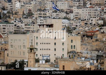 Hebron, Palästinensische Gebiete. Februar 2026. Eine allgemeine Ansicht zeigt die Altstadt von Hebron im besetzten Westjordanland am 9. Februar 2026. Das israelische Kabinett genehmigte einen Beschluss, bestimmte Verwaltungsbefugnisse der Gemeinde Hebron und der palästinensischen Autonomiebehörde in Teilen der Stadt zu entziehen. Im Rahmen der Maßnahme würden die israelischen Behörden die Verantwortung für Genehmigungen, Baugenehmigungen und Aspekte der kommunalen Verwaltung in ausgewiesenen Gebieten übernehmen. (Foto: Mosab Shawer/Middle East Images/StringersHub/SIPA USA) Credit: SIPA USA/Alamy Live News Stockfoto