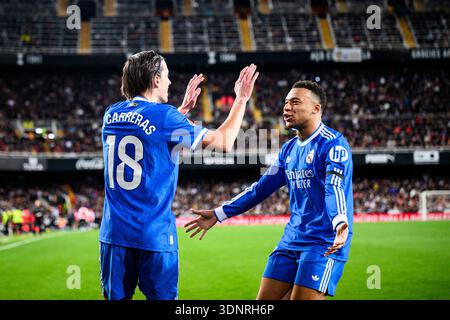 Real Madrids junger Spieler Álvaro Carreras feiert mit dem französischen Spieler Kylian Mbappé, nachdem er in der Mestalla ein Tor gegen Valencia C.F. erzielt hat Stockfoto