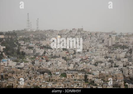 Hebron, Palästinensische Gebiete. Februar 2026. Eine allgemeine Ansicht zeigt die Altstadt von Hebron im besetzten Westjordanland am 9. Februar 2026. Das israelische Kabinett genehmigte einen Beschluss, bestimmte Verwaltungsbefugnisse der Gemeinde Hebron und der palästinensischen Autonomiebehörde in Teilen der Stadt zu entziehen. Im Rahmen der Maßnahme würden die israelischen Behörden die Verantwortung für Genehmigungen, Baugenehmigungen und Aspekte der kommunalen Verwaltung in ausgewiesenen Gebieten übernehmen. (Foto: Mosab Shawer/Middle East Images/StringersHub/SIPA USA) Credit: SIPA USA/Alamy Live News Stockfoto