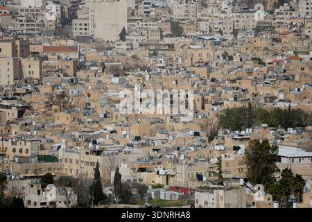Hebron, Palästinensische Gebiete. Februar 2026. Eine allgemeine Ansicht zeigt die Altstadt von Hebron im besetzten Westjordanland am 9. Februar 2026. Das israelische Kabinett genehmigte einen Beschluss, bestimmte Verwaltungsbefugnisse der Gemeinde Hebron und der palästinensischen Autonomiebehörde in Teilen der Stadt zu entziehen. Im Rahmen der Maßnahme würden die israelischen Behörden die Verantwortung für Genehmigungen, Baugenehmigungen und Aspekte der kommunalen Verwaltung in ausgewiesenen Gebieten übernehmen. (Foto: Mosab Shawer/Middle East Images/StringersHub/SIPA USA) Credit: SIPA USA/Alamy Live News Stockfoto