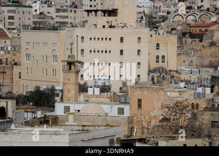 Hebron, Palästinensische Gebiete. Februar 2026. Eine allgemeine Ansicht zeigt die Altstadt von Hebron im besetzten Westjordanland am 9. Februar 2026. Das israelische Kabinett genehmigte einen Beschluss, bestimmte Verwaltungsbefugnisse der Gemeinde Hebron und der palästinensischen Autonomiebehörde in Teilen der Stadt zu entziehen. Im Rahmen der Maßnahme würden die israelischen Behörden die Verantwortung für Genehmigungen, Baugenehmigungen und Aspekte der kommunalen Verwaltung in ausgewiesenen Gebieten übernehmen. (Foto: Mosab Shawer/Middle East Images/StringersHub/SIPA USA) Credit: SIPA USA/Alamy Live News Stockfoto