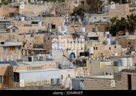 Hebron, Palästinensische Gebiete. Februar 2026. Eine allgemeine Ansicht zeigt die Altstadt von Hebron im besetzten Westjordanland am 9. Februar 2026. Das israelische Kabinett genehmigte einen Beschluss, bestimmte Verwaltungsbefugnisse der Gemeinde Hebron und der palästinensischen Autonomiebehörde in Teilen der Stadt zu entziehen. Im Rahmen der Maßnahme würden die israelischen Behörden die Verantwortung für Genehmigungen, Baugenehmigungen und Aspekte der kommunalen Verwaltung in ausgewiesenen Gebieten übernehmen. (Foto: Mosab Shawer/Middle East Images/StringersHub/SIPA USA) Credit: SIPA USA/Alamy Live News Stockfoto