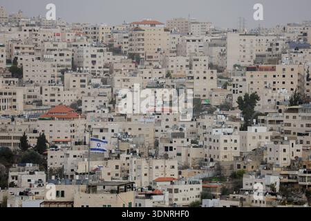 Hebron, Palästinensische Gebiete. Februar 2026. Eine allgemeine Ansicht zeigt die Altstadt von Hebron im besetzten Westjordanland am 9. Februar 2026. Das israelische Kabinett genehmigte einen Beschluss, bestimmte Verwaltungsbefugnisse der Gemeinde Hebron und der palästinensischen Autonomiebehörde in Teilen der Stadt zu entziehen. Im Rahmen der Maßnahme würden die israelischen Behörden die Verantwortung für Genehmigungen, Baugenehmigungen und Aspekte der kommunalen Verwaltung in ausgewiesenen Gebieten übernehmen. (Foto: Mosab Shawer/Middle East Images/StringersHub/SIPA USA) Credit: SIPA USA/Alamy Live News Stockfoto
