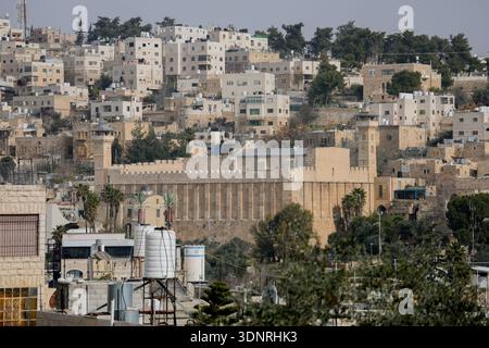 Hebron, Palästinensische Gebiete. Februar 2026. Eine allgemeine Ansicht zeigt die Altstadt von Hebron im besetzten Westjordanland am 9. Februar 2026. Das israelische Kabinett genehmigte einen Beschluss, bestimmte Verwaltungsbefugnisse der Gemeinde Hebron und der palästinensischen Autonomiebehörde in Teilen der Stadt zu entziehen. Im Rahmen der Maßnahme würden die israelischen Behörden die Verantwortung für Genehmigungen, Baugenehmigungen und Aspekte der kommunalen Verwaltung in ausgewiesenen Gebieten übernehmen. (Foto: Mosab Shawer/Middle East Images/StringersHub/SIPA USA) Credit: SIPA USA/Alamy Live News Stockfoto